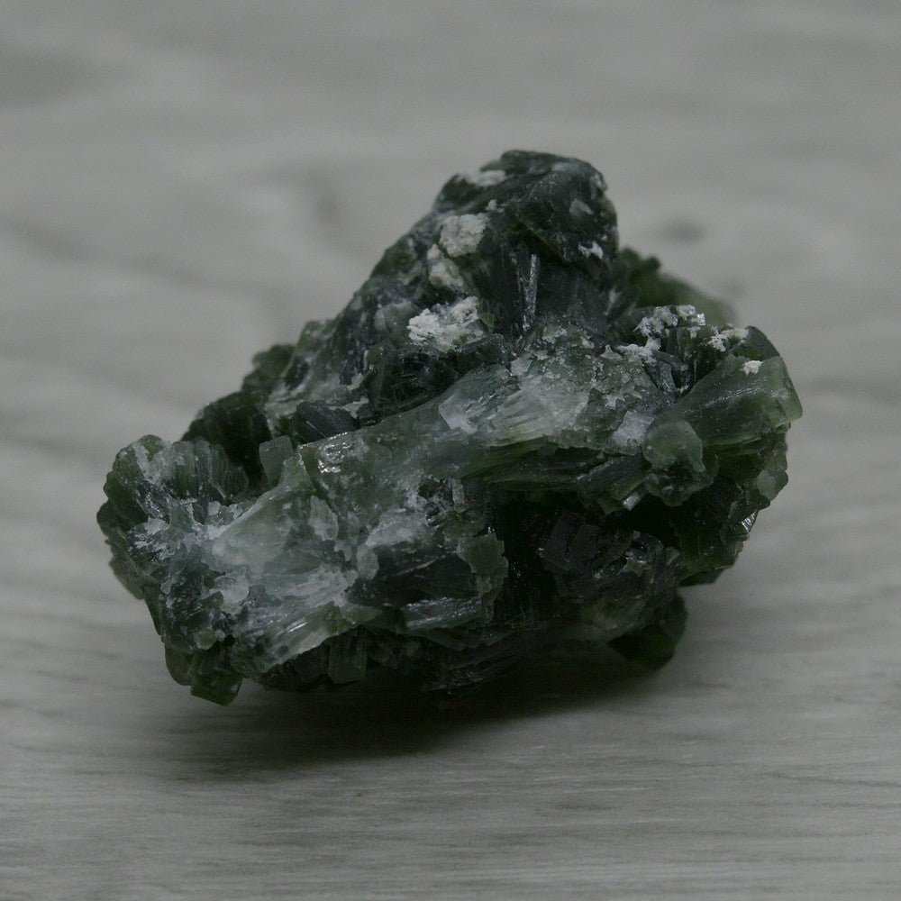 Prehnite verte foncée pierre naturelle de 25g face arrière