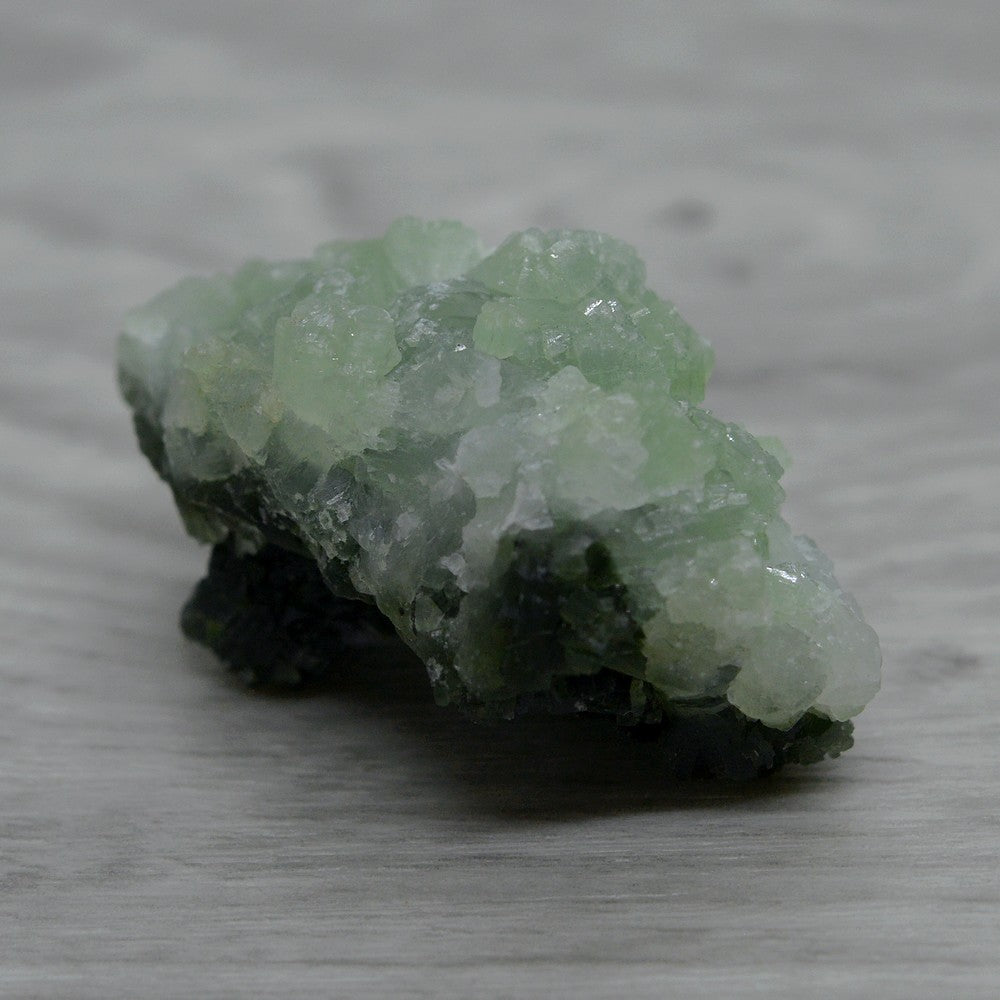 Prehnite verte nuancée à cristaux de 33g