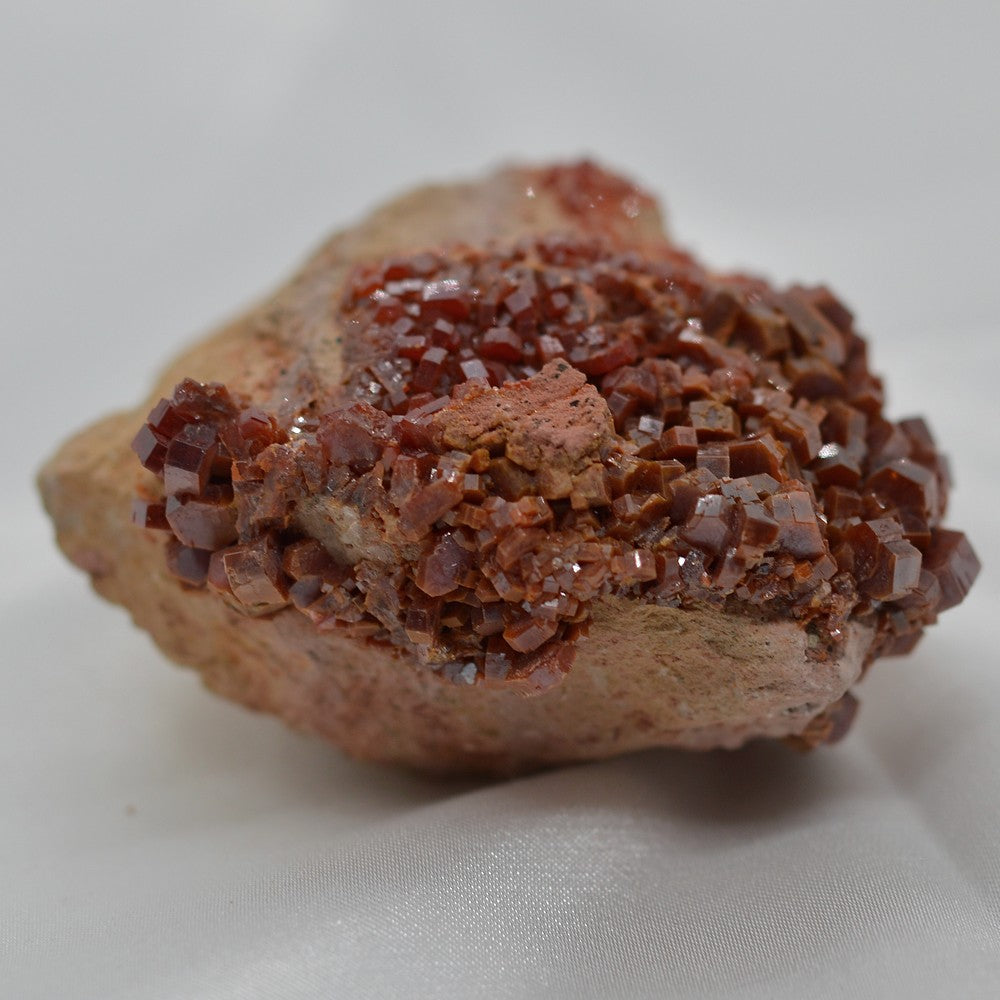 Amas de cristaux de vanadinite rouge  sur gangue de 118g du Maroc