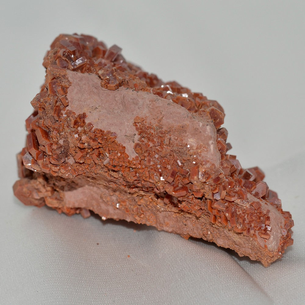 Amas de cristaux de vanadinite sur roche beige 230g