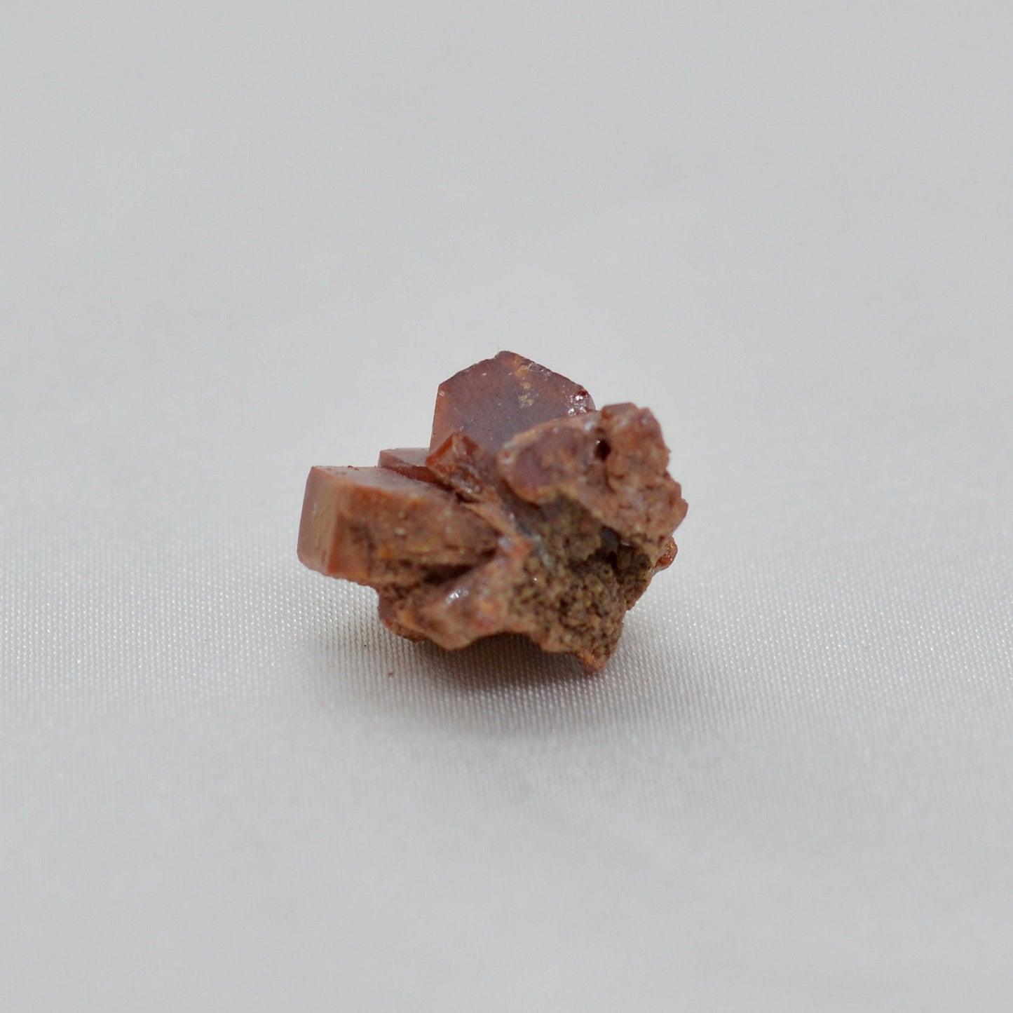 Amas de cristaux hexagonaux de vanadinite 5g Maroc