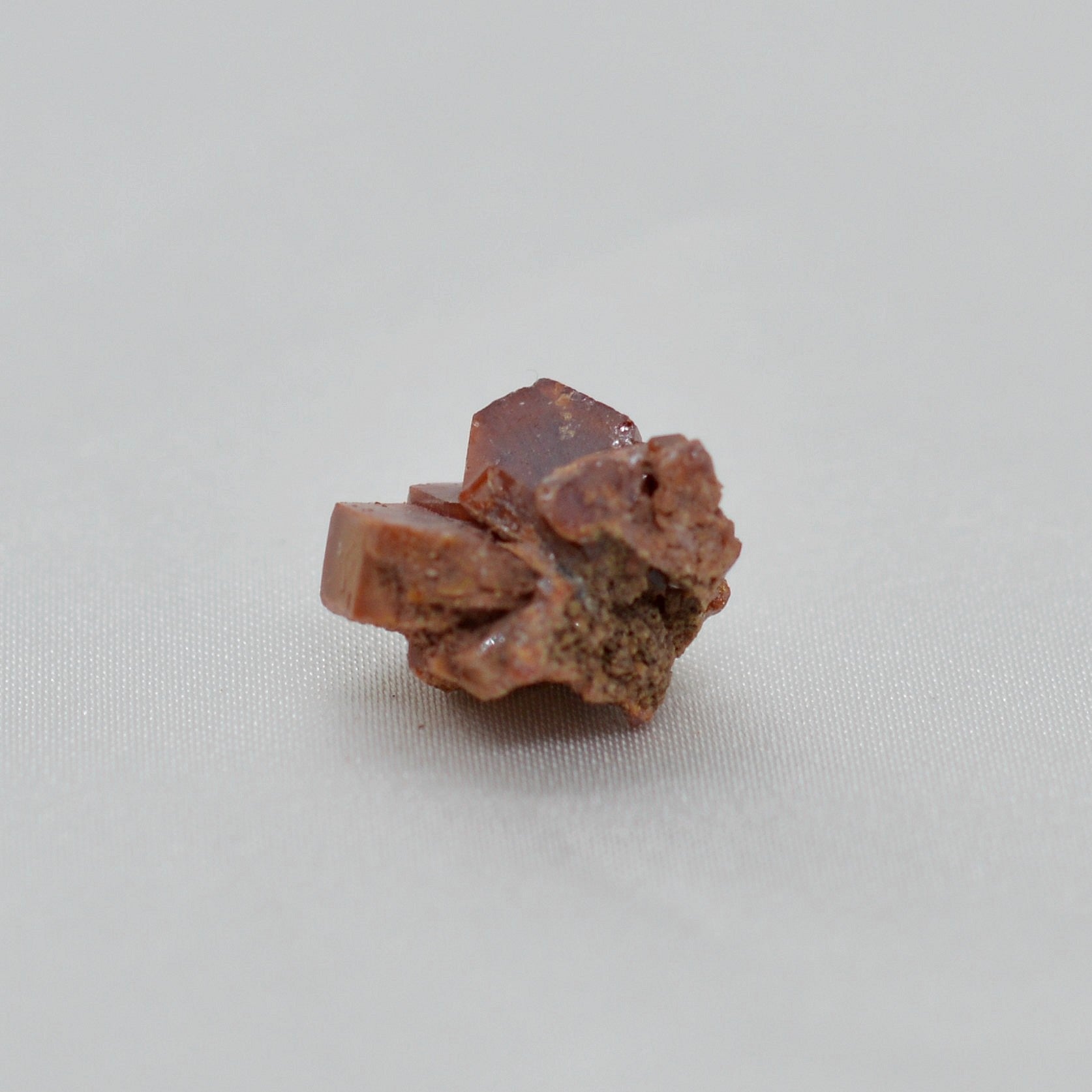 Amas de cristaux hexagonaux de vanadinite 5g Maroc