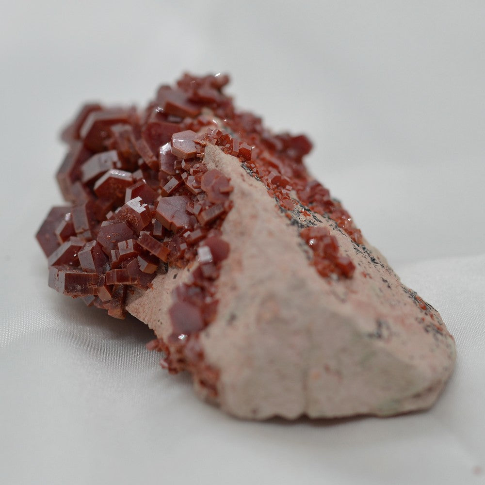 Amas de cristaux de vanadinite rouge du Maroc de 128g