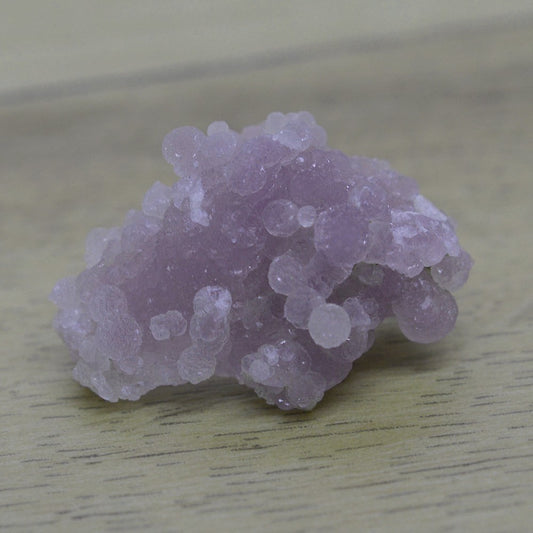 Calcédoine botryoïdale violette claire et scintillante de 10g de l'île de Sulawesi en Indonésie
