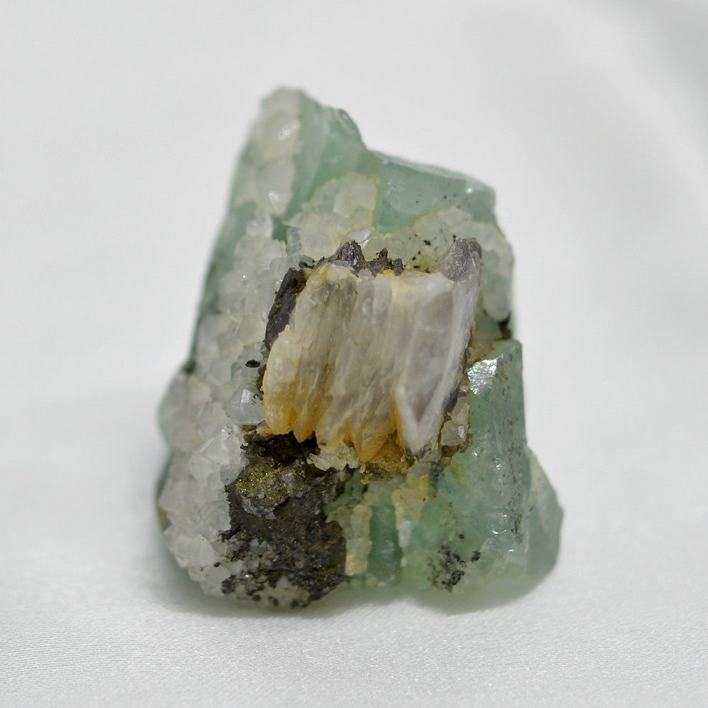 Calcite avec sulfure et quartz sur fluorite verte 36g du Maroc