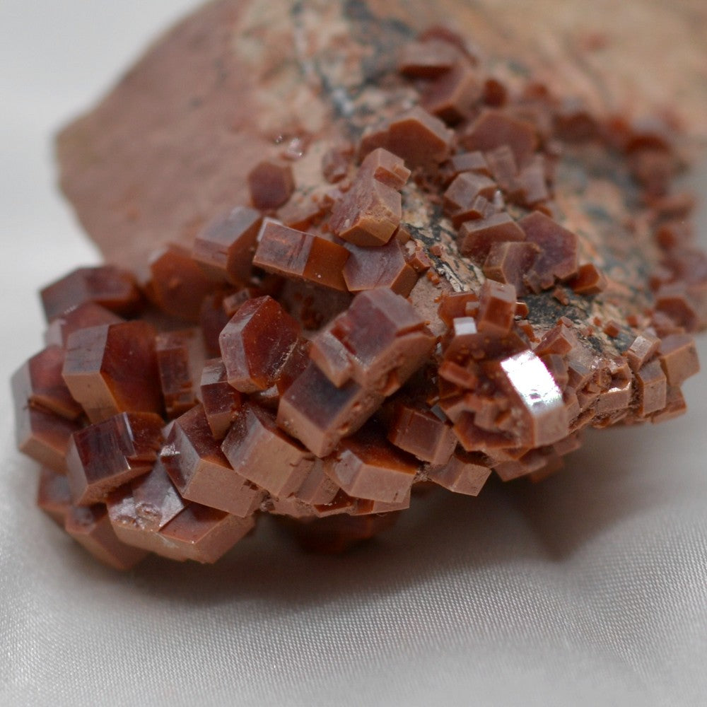 Cristaux de vanadinite hexagonaux sur matrice de 95g 
