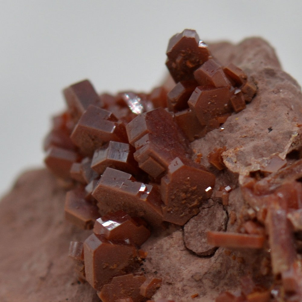 Cristaux de vanadinite rouge sur matrice beige de 111g en provenance de Mibladen