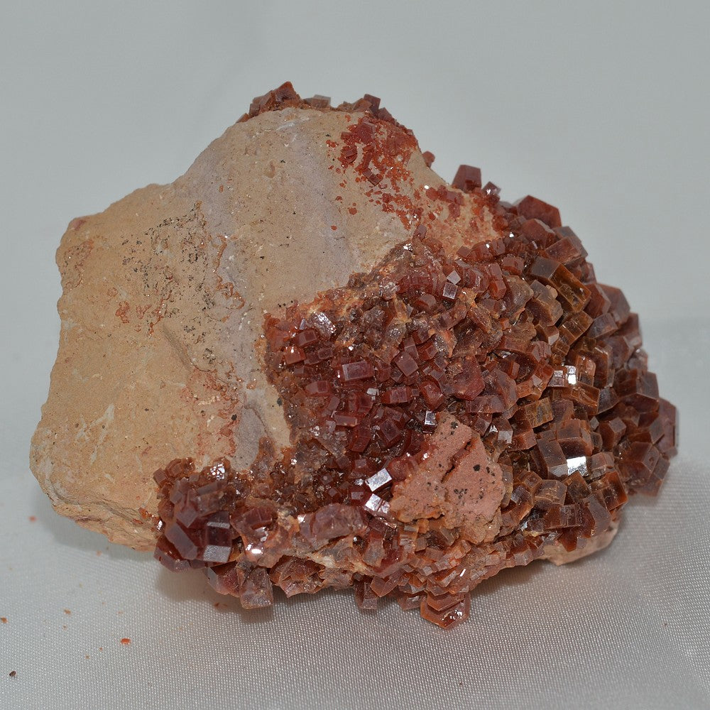 Cristaux scintillants de vanadinite rouge sur matrice claire de 118g