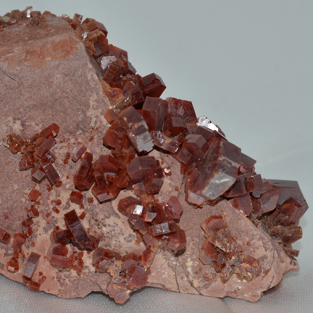 Cristaux de vanadinite rouge sur matrice de 203g