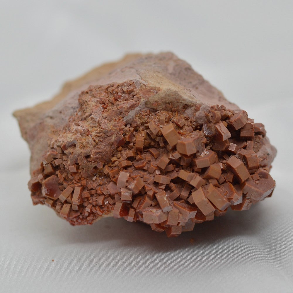 Cristaux de vanadinite brunâtre sur gangue de 118g