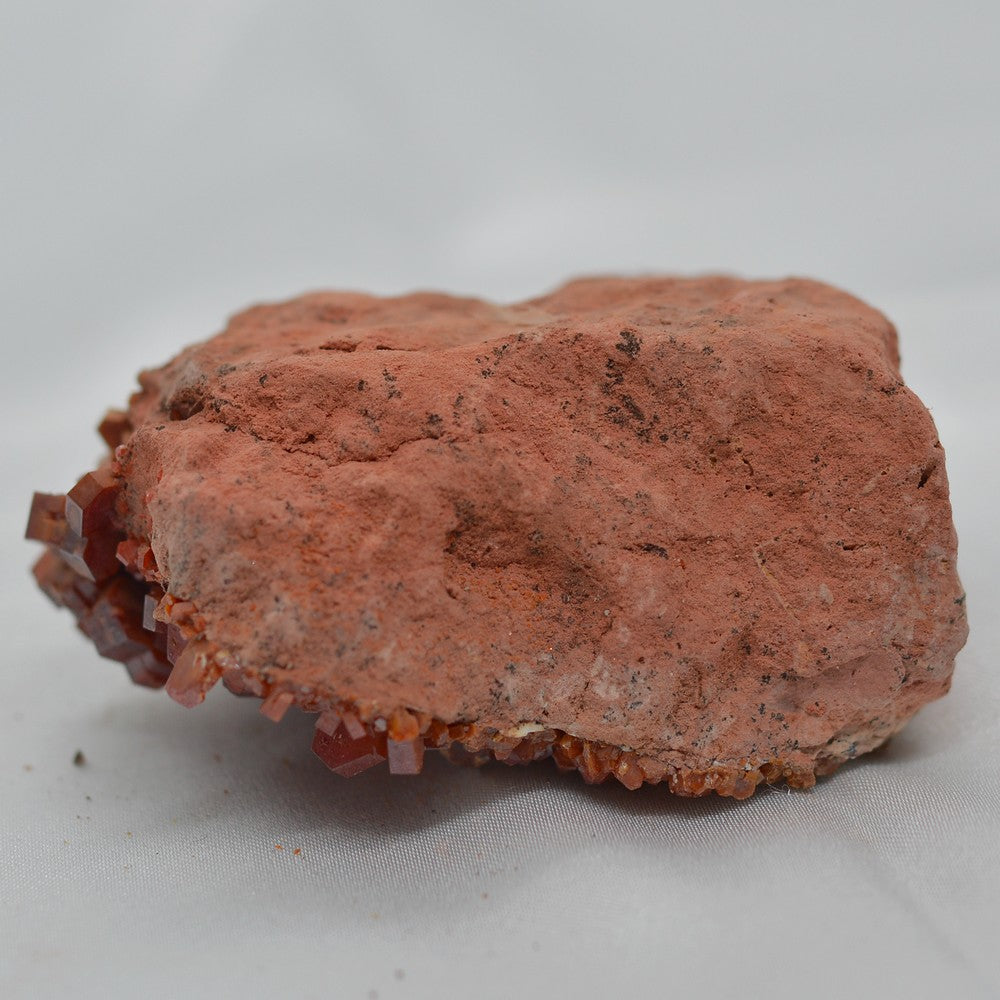 Cristaux de vanadinite sur gangue de roche claire marocaine 103g
