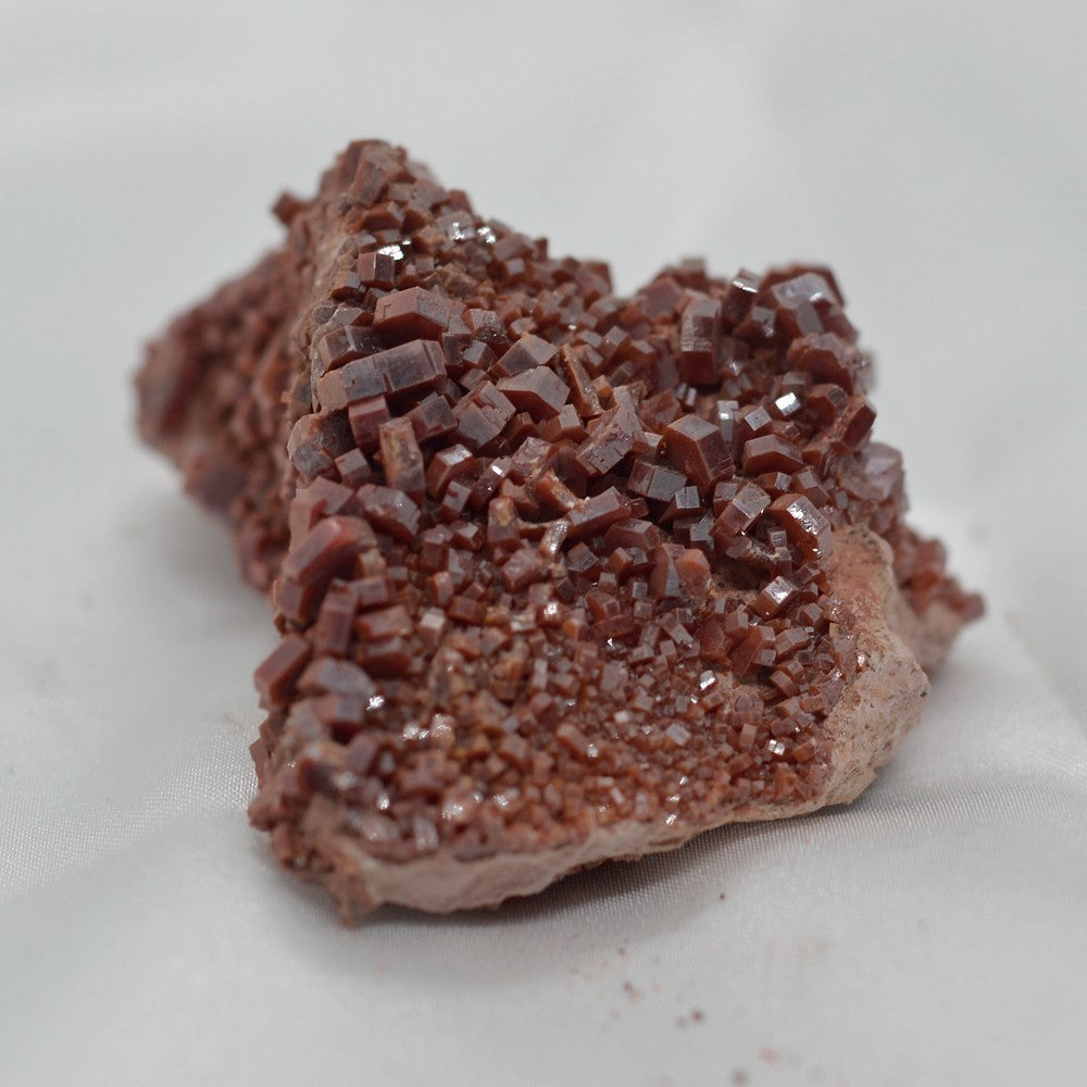 Cristaux de vanadinite rouge sur matrice 110g