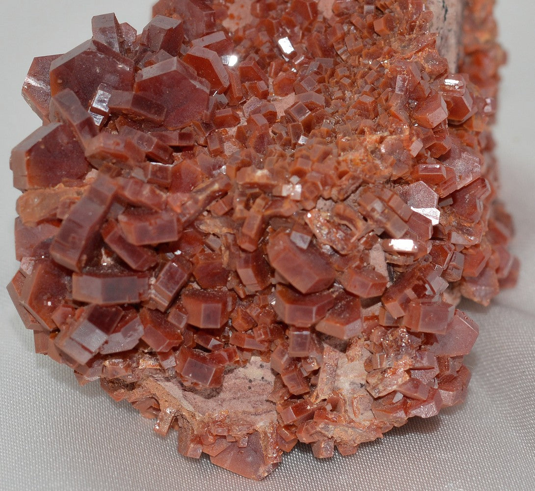 Cristaux de vanadinite sur matrice 202g du Maroc