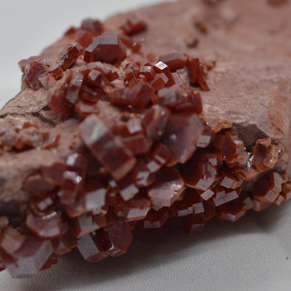 Cristaux hexagonaux rouges de vanadinite sur matrice de 203g Maroc