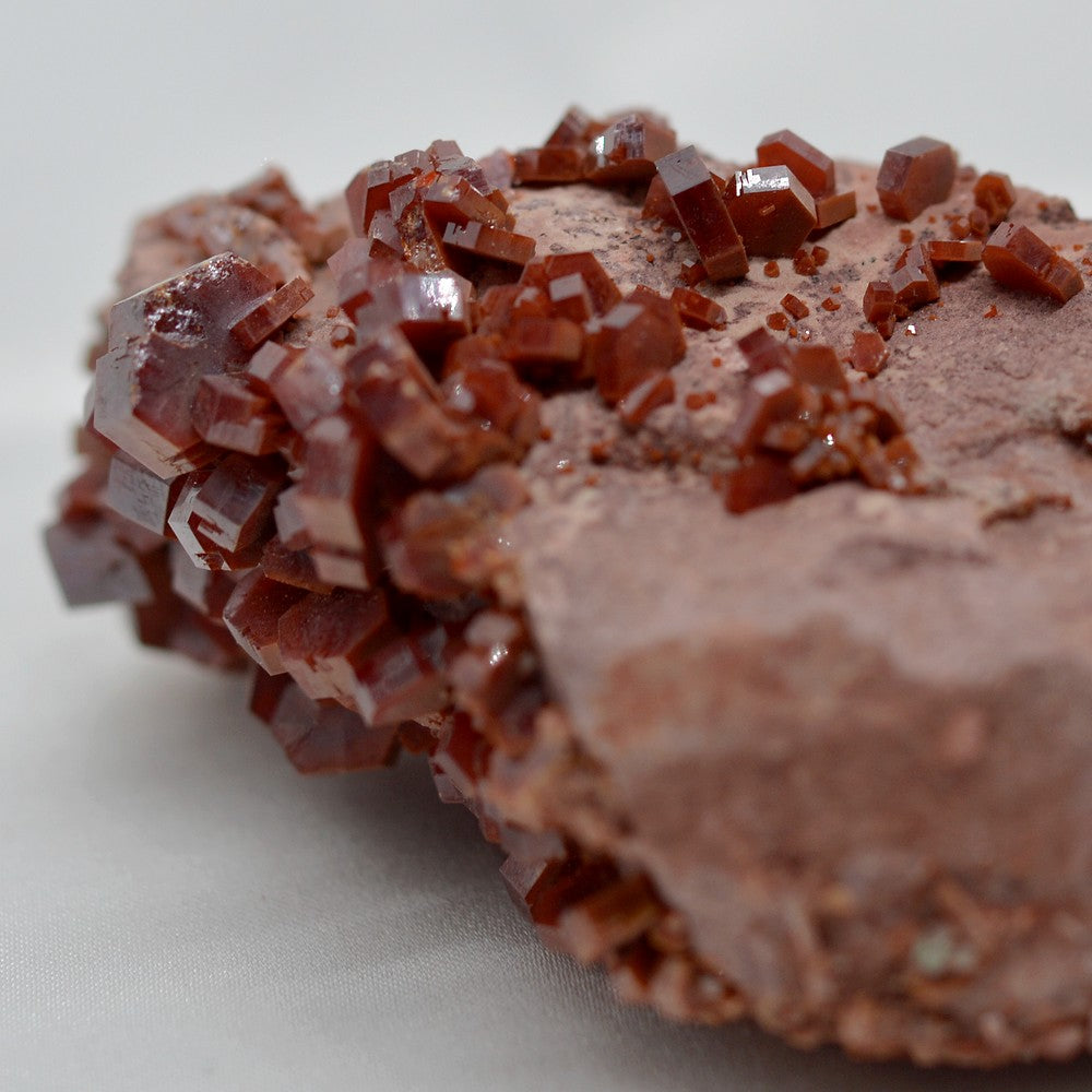 Cristaux hexagonaux de vanadinite 203g en provenance du Maroc