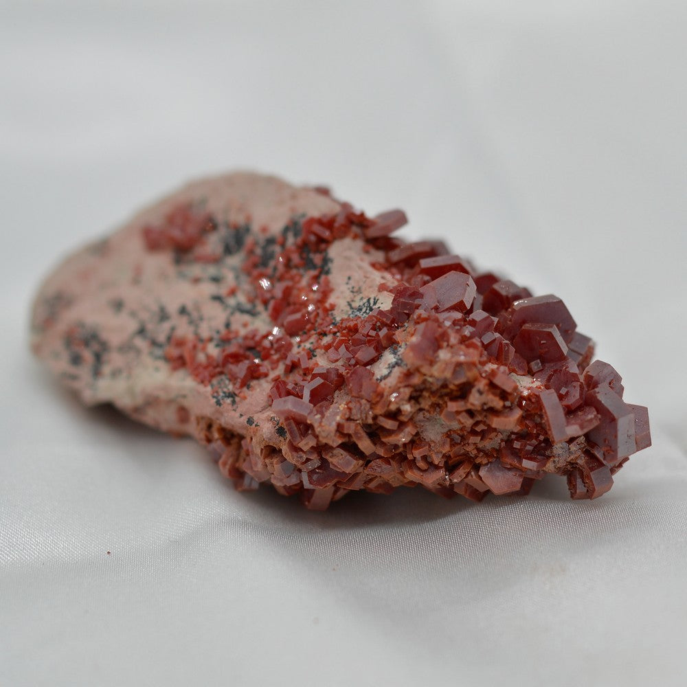 Cristaux hexagonaux de vanadinite sur matrice marocaine de 128g