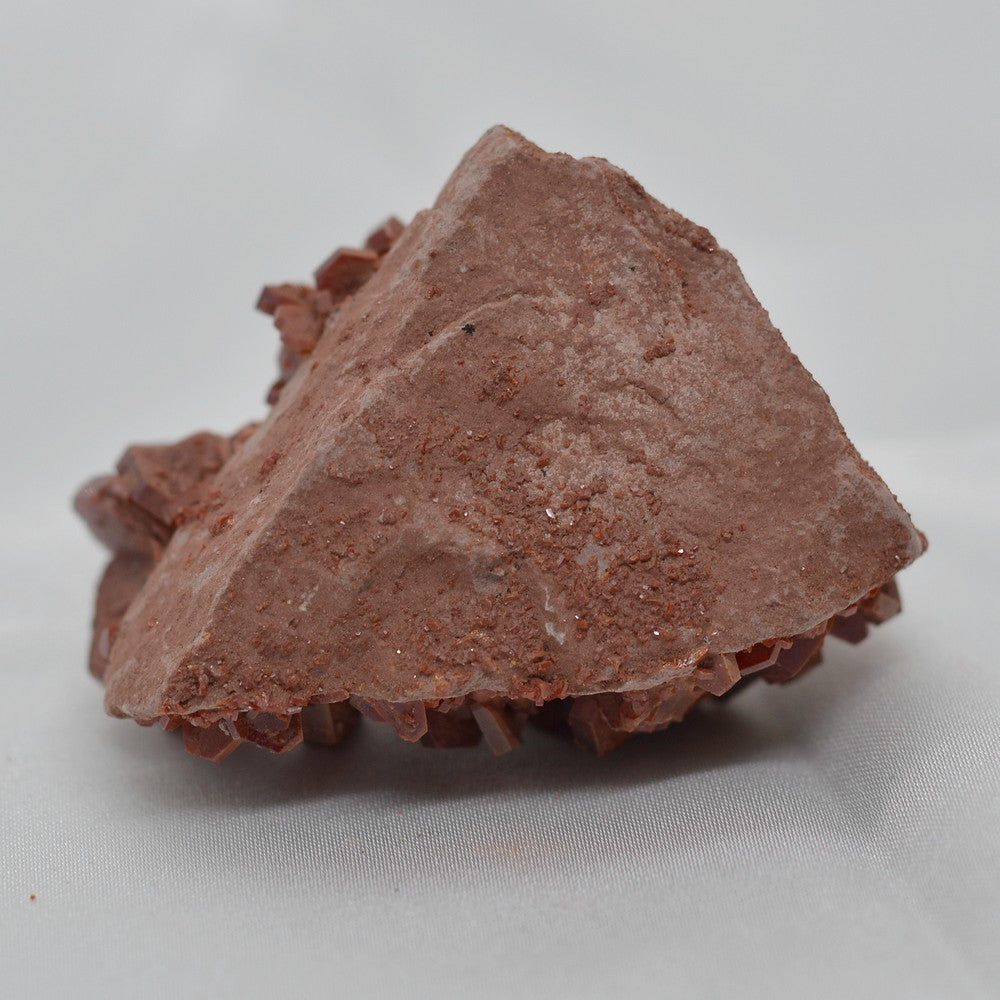Cristaux hexagonaux minuscules de vanadinite sur matrice 72g
