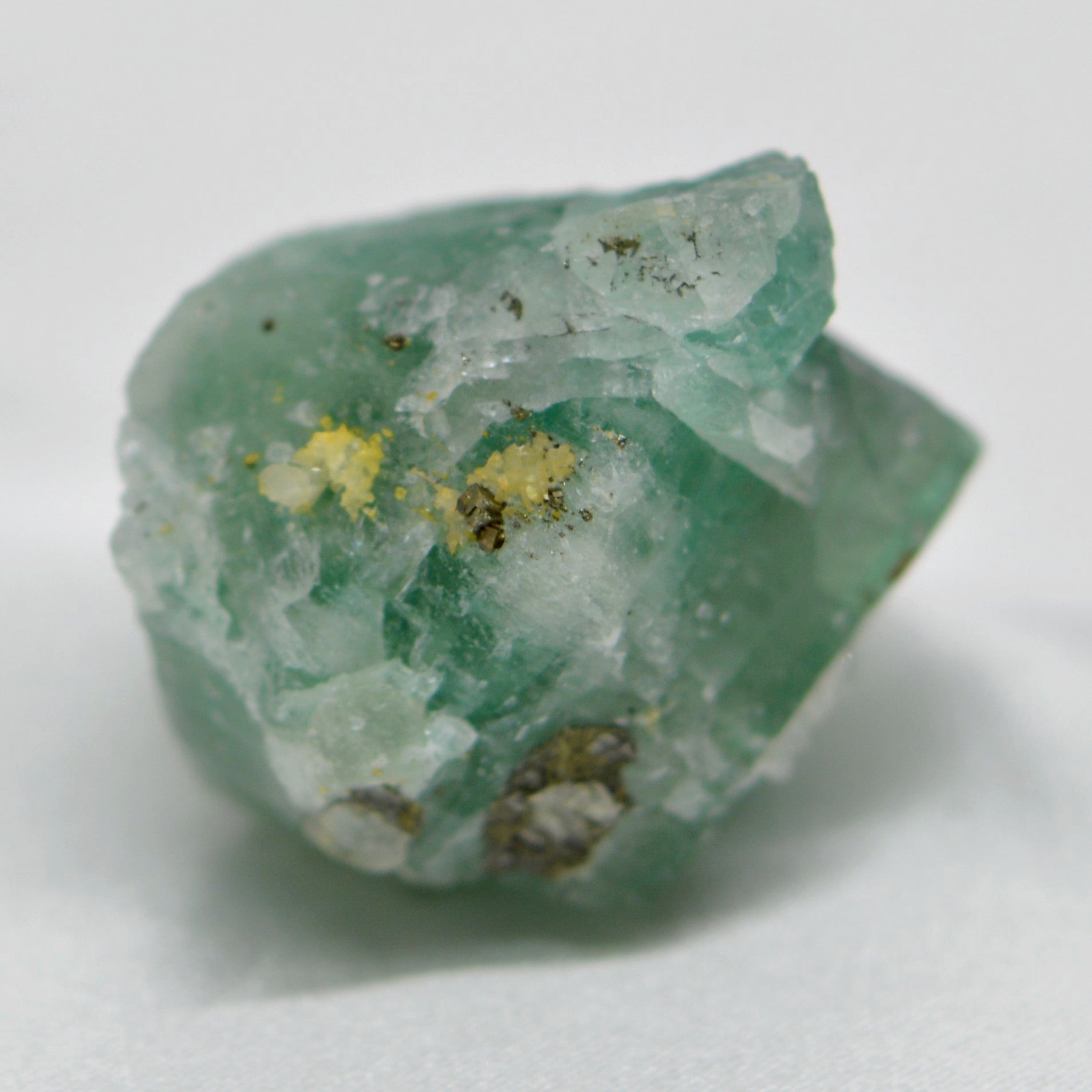 Cristaux oxydés et pyrite sur fluorite marocaine de 41g