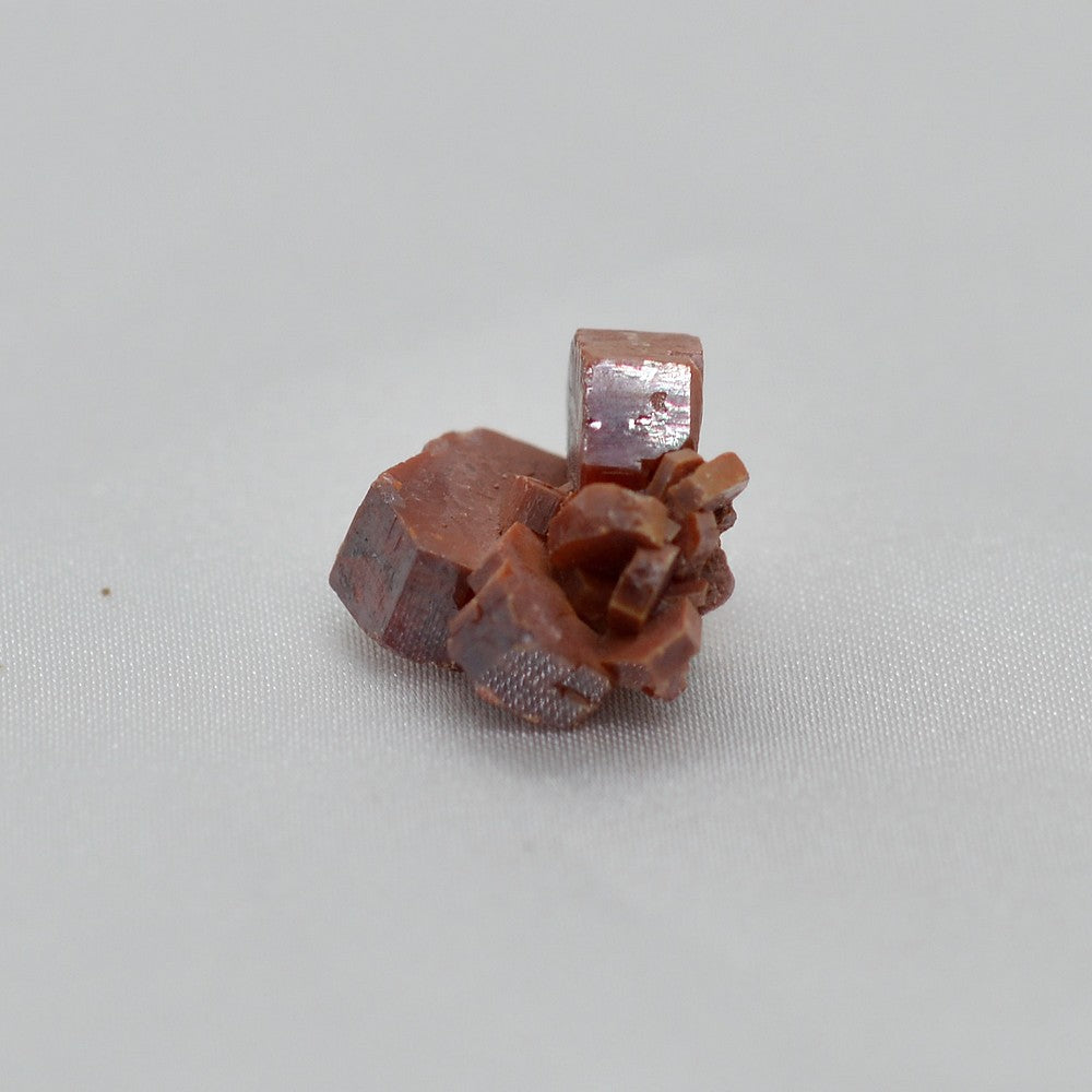 Cristaux prismes hexagonaux 6g du Maroc dans la province de Midelt
