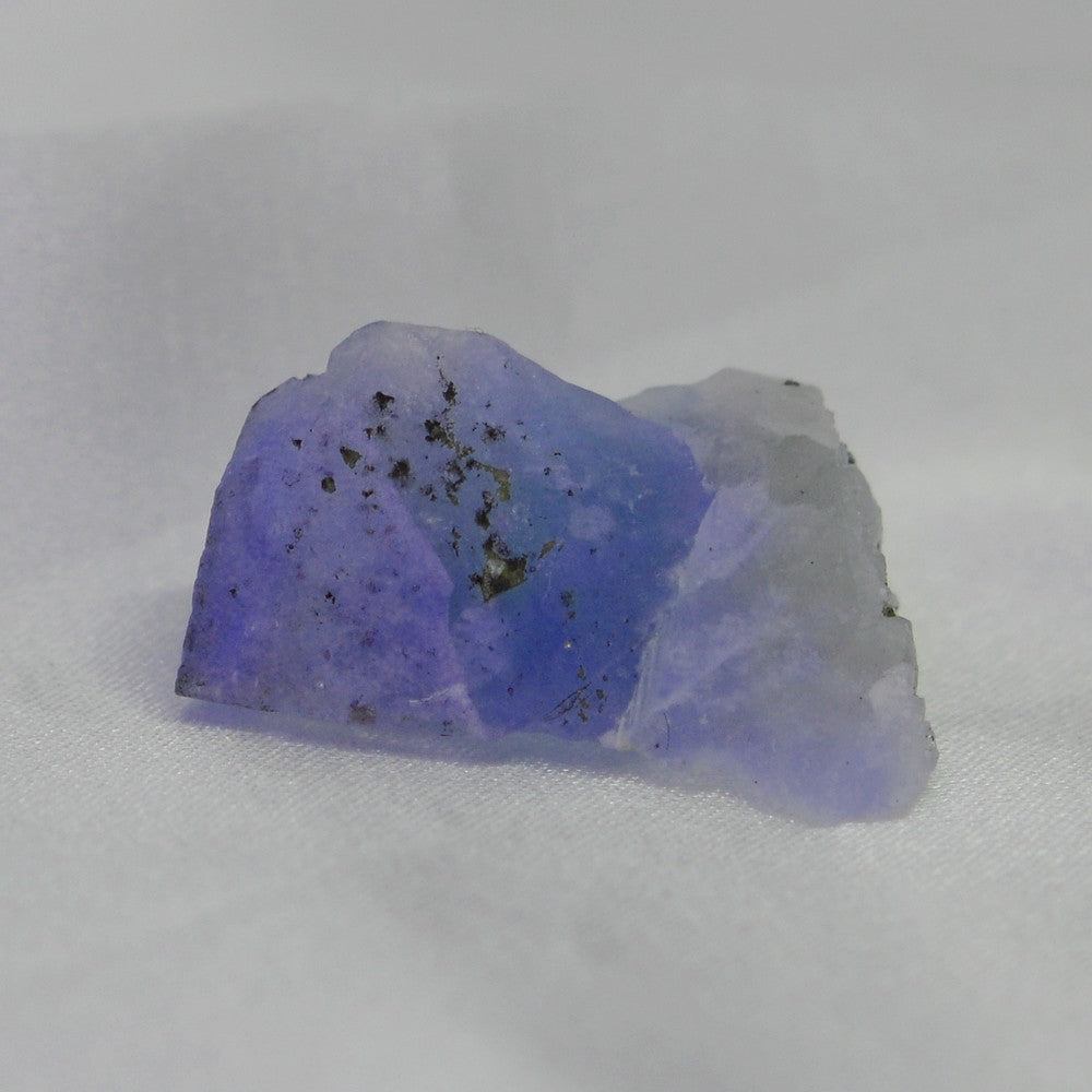 Fluorite et pyrite de 9g d'El Hammam au Maroc sous lampe UV