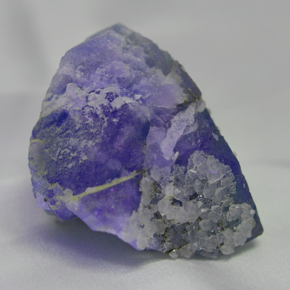 Fluorite bleutée avec quartz et pyrite de 121g sous lampe UV en provenance du Maroc