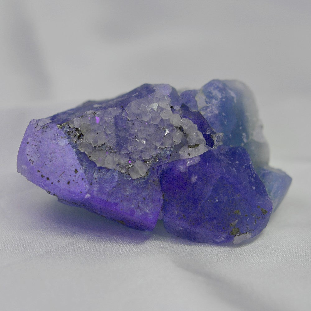 Fluorite avec quartz et pyrite 90g sous lampe UV en provenance du Maroc