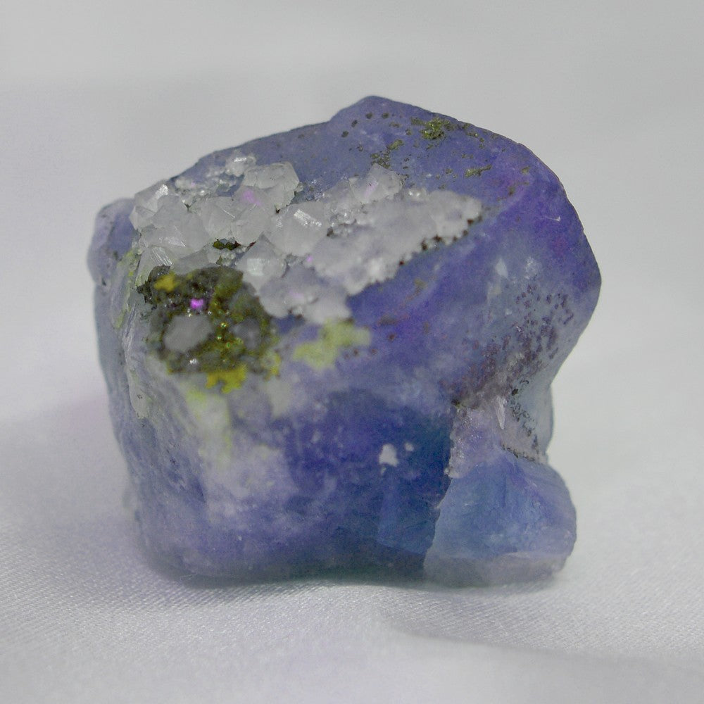 Fluorite bleue violeté avec quartz et pyrite de 41g sous lampe UV d'El Hammam au Maroc