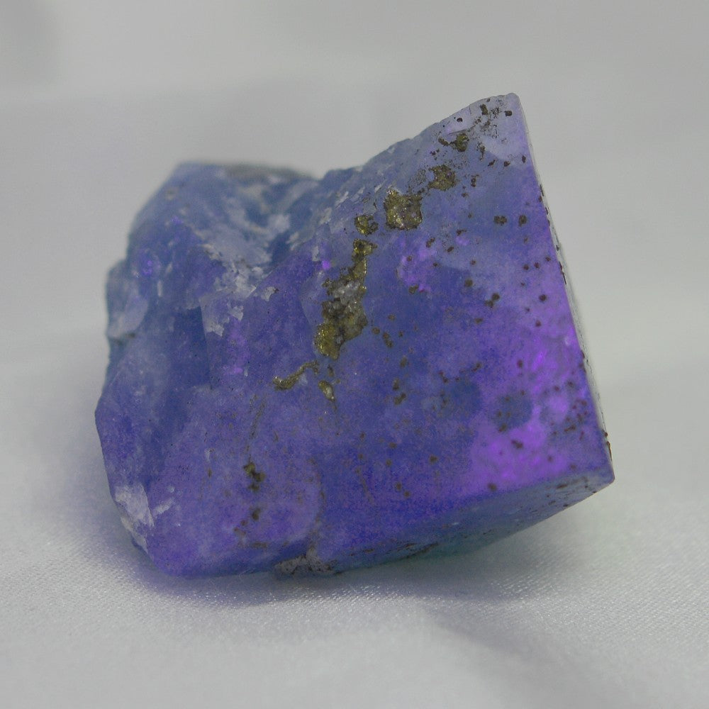 Fluorite et pyrite 59g sous lampe UV d'El Hammam au Maroc