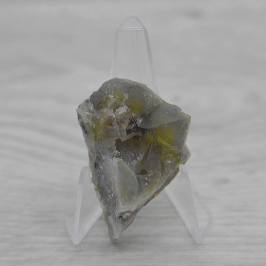 Fluorite jaune avec microcristaux de quartz et galène de 24g sur présentoir