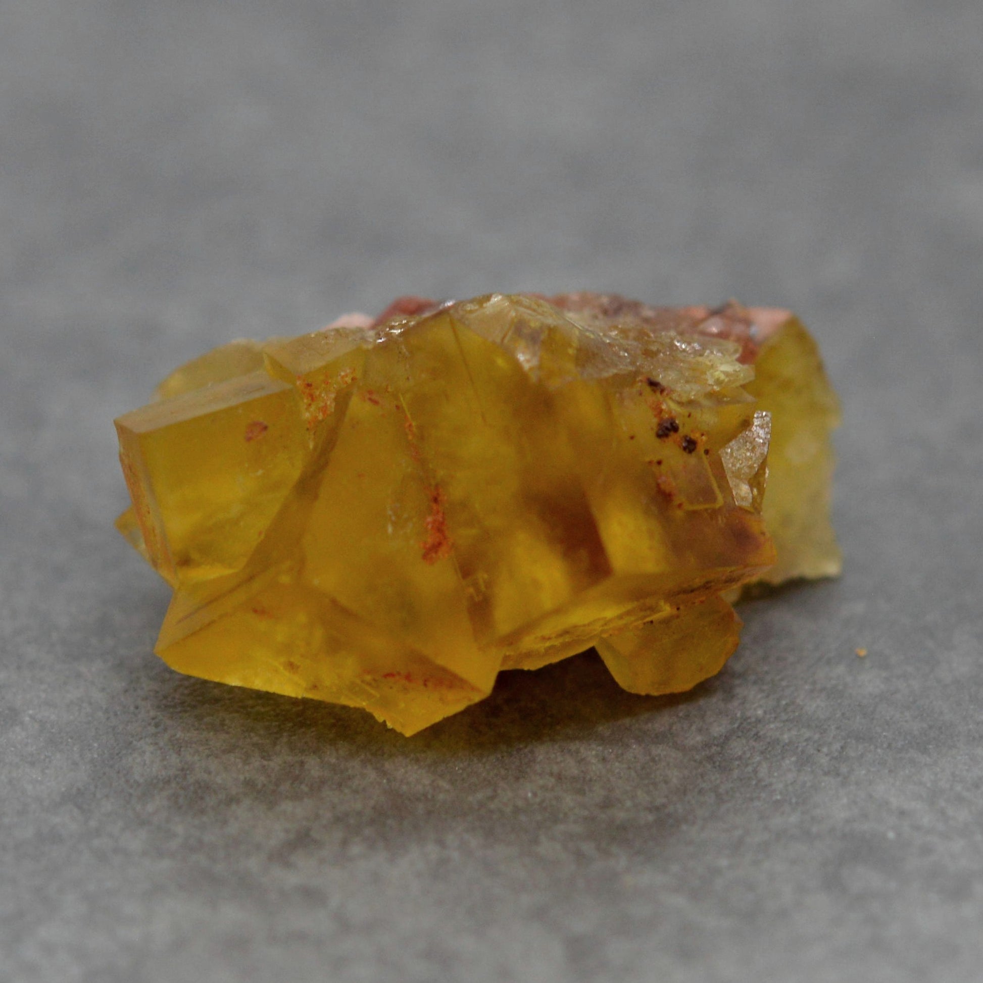 Fluorite jaune orange sur gangue rose de 25g