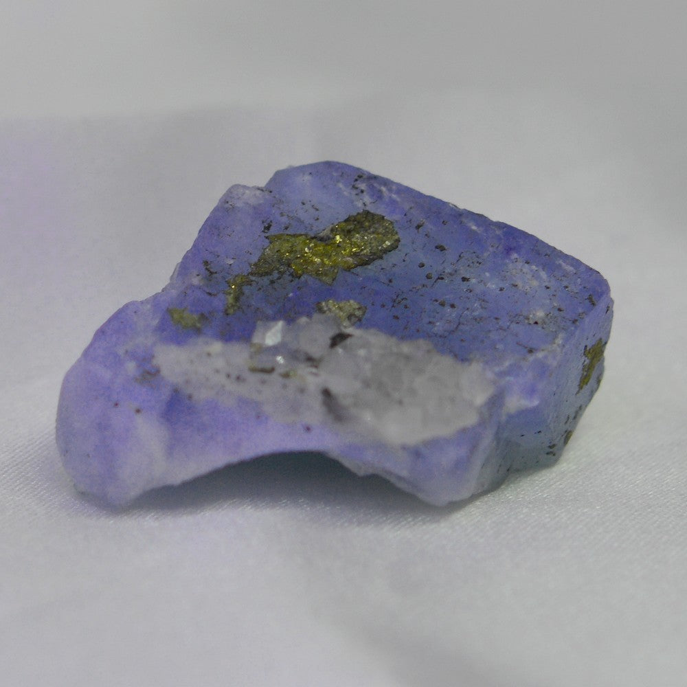 Fluorite avec pyrite et quartz de 20g sous lampe UV