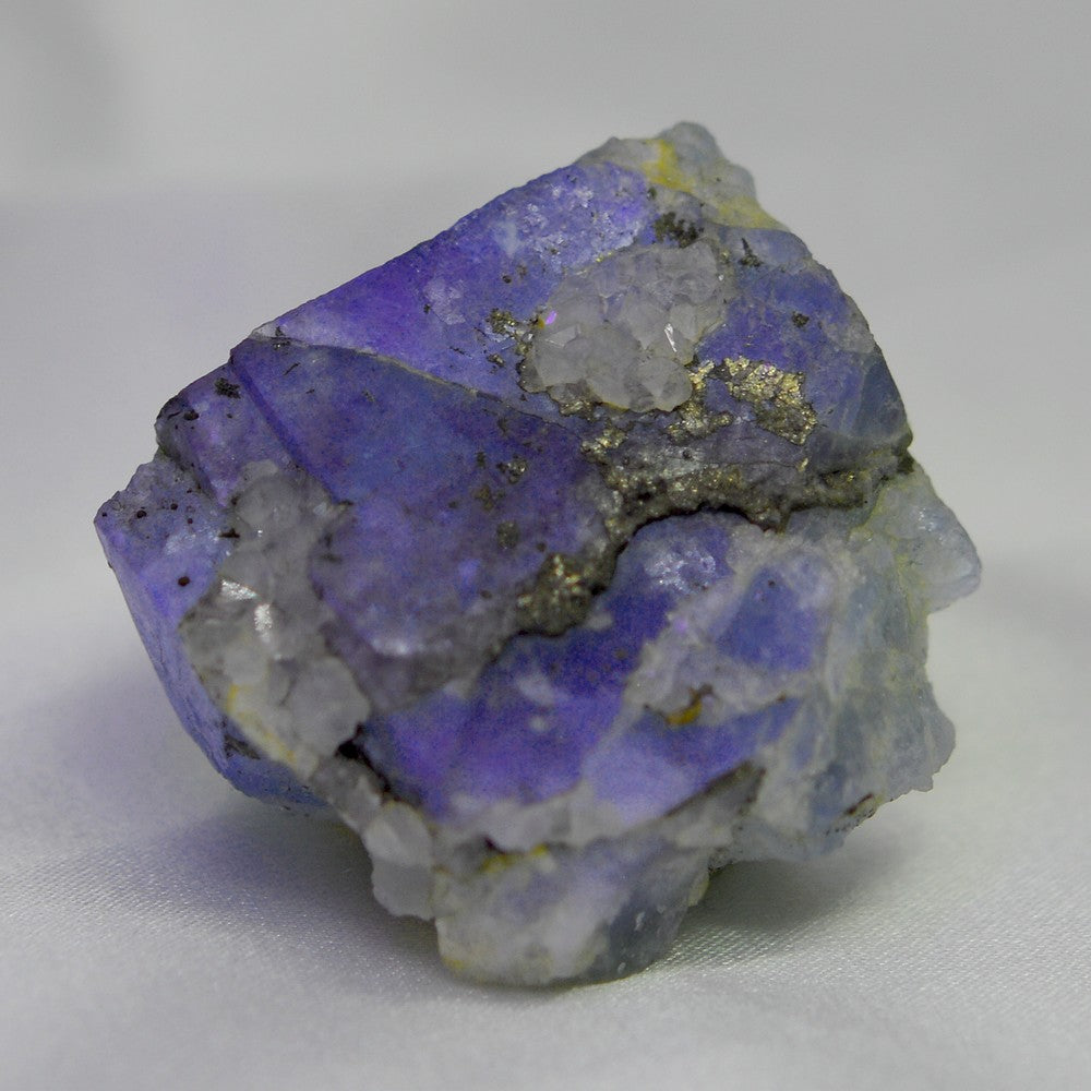 Fluorite bleue violeté avec quartz et pyrite de 53g sous lampe UV 