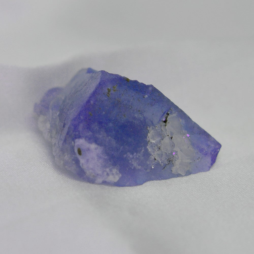 Fluorite et quartz à inclusion de pyrite 20g sous lampe UV d'El Hammam au Maroc
