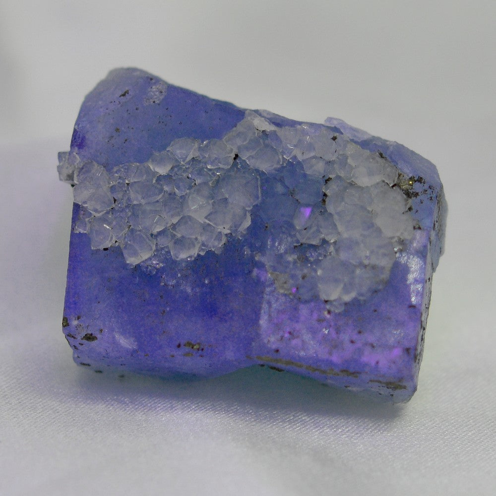 Fluorite avec quartz et pyrite de 42g sous lampe UV d'El Hammam au Maroc