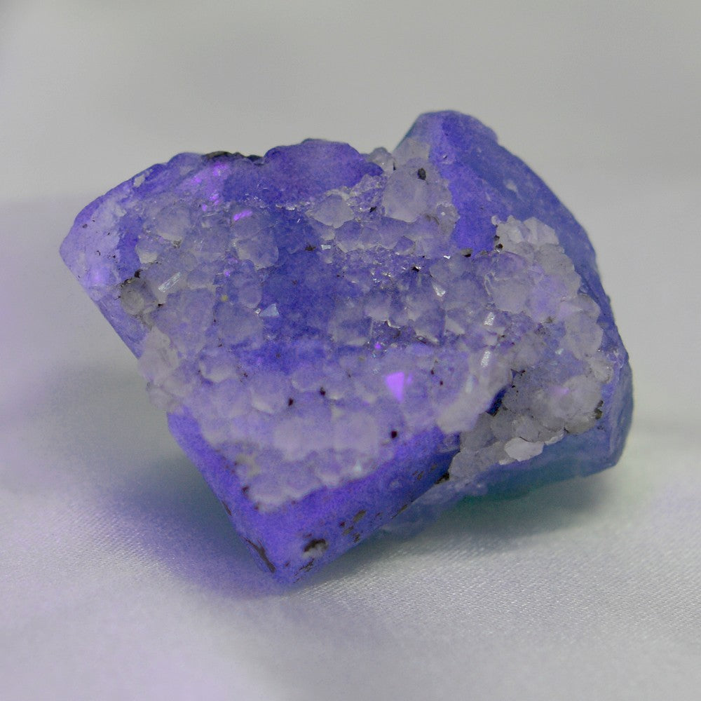 Fluorite avec quartz et pyrite de 47g sous lampe UV d'El Hammam au Maroc