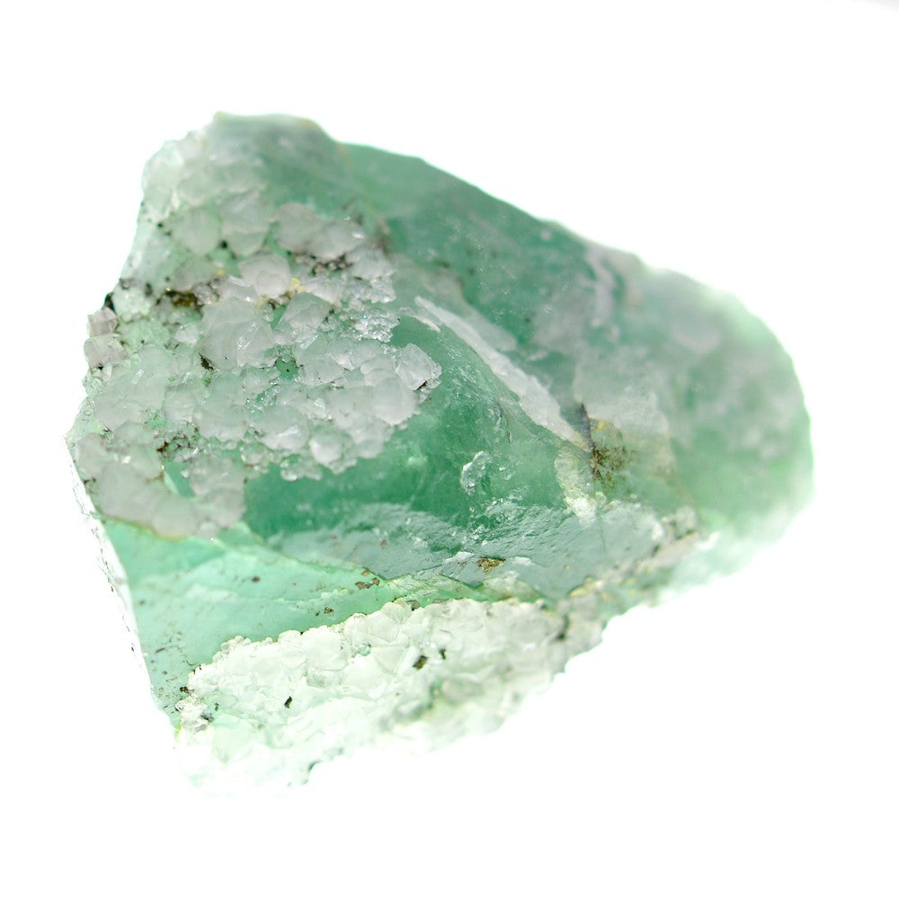 Fluorite vert d'eau claire avec quartz et pyrite 121g du Maroc sous lumière
