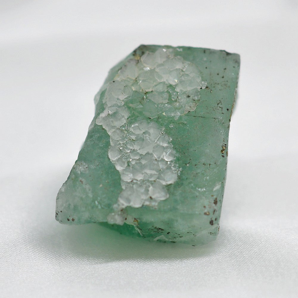Fluorite vert d'eau avec quartz et inclusion de pyrite d'El Hammam au Maroc 42g