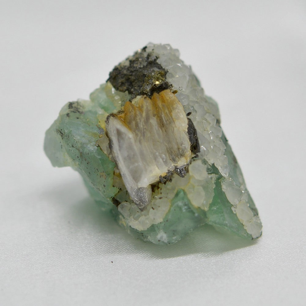 Fluorite vert d'eau avec quartz, calcite et pyrite 36g du Maroc