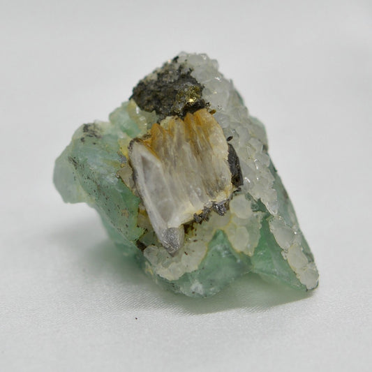Fluorite vert d'eau avec quartz, calcite et pyrite 36g du Maroc