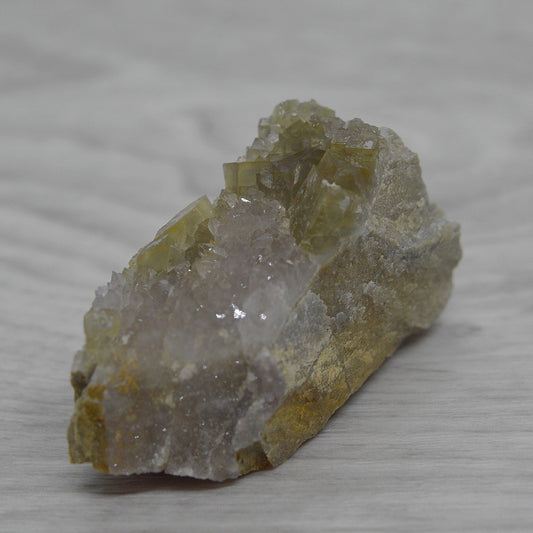 Fluorite vert pâle et quartz pierre brute de 55g 
