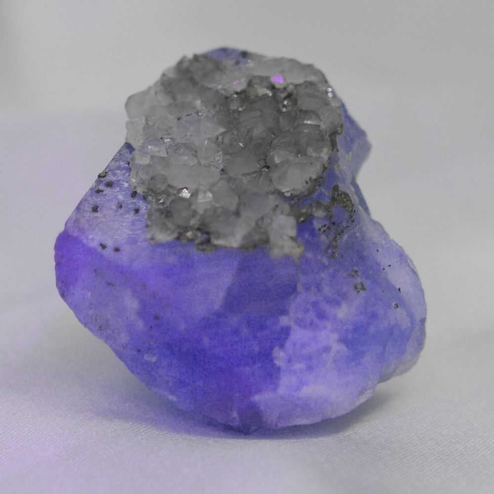 Fluorine verte avec quartz et traces de pyrite 36g sous lampe UV de la mine d'El Hammam au Maroc