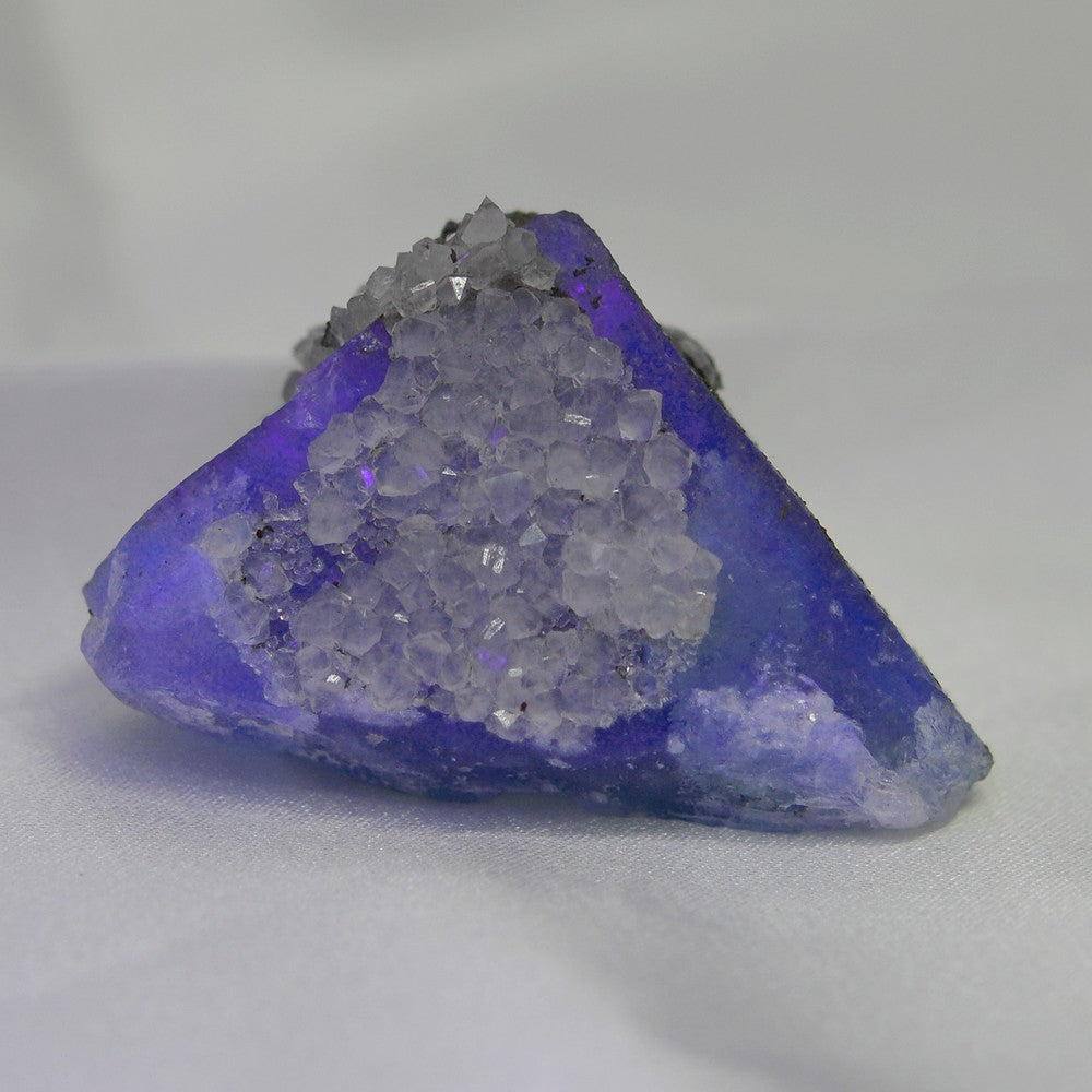 Fluorite verte avec quartz de 58g sous lampe UV