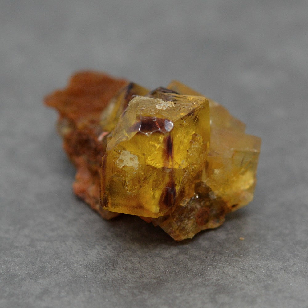 Pierre brute fluorine jaune zonée prune de 22g