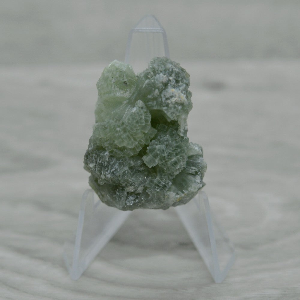 Pierre prehnite brute de 24g aux cristaux orthorhombiques sur présentoir