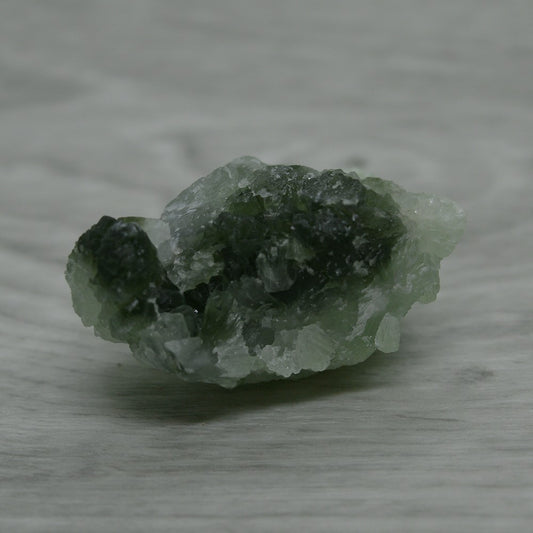 Prehnite brute verte à nuance claire cristallisée du Maroc 39g