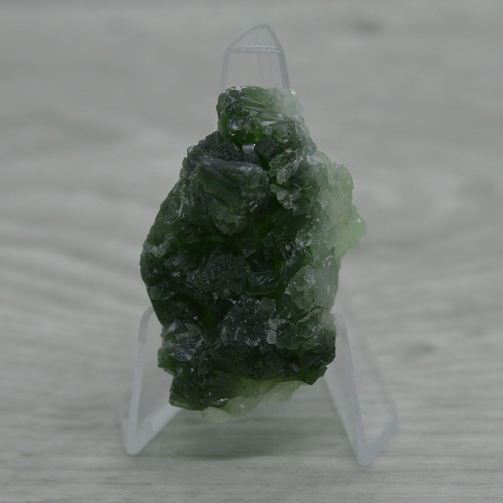 Pierre de collection prehnite cristallisée verte foncée et claire sur son présentoir