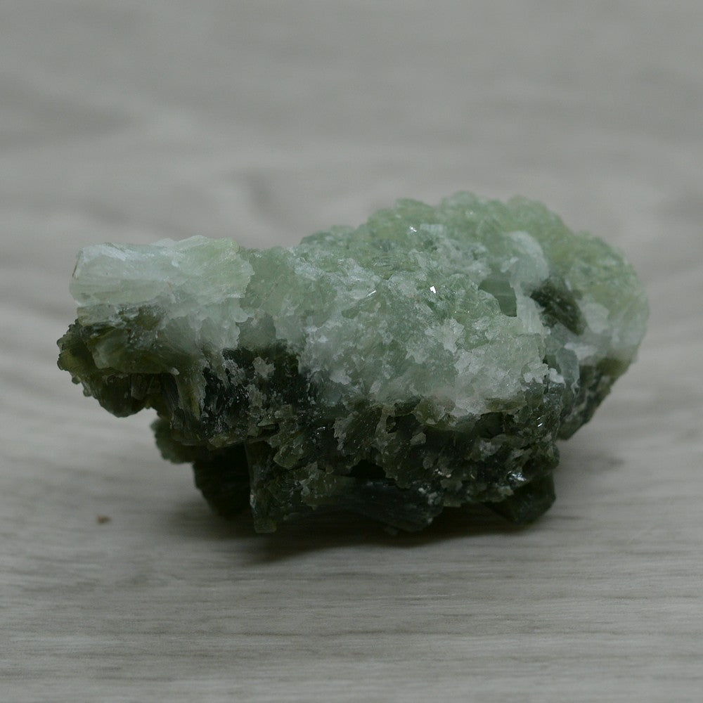 Prehnite verte claire sur lit foncé du Maroc  45g