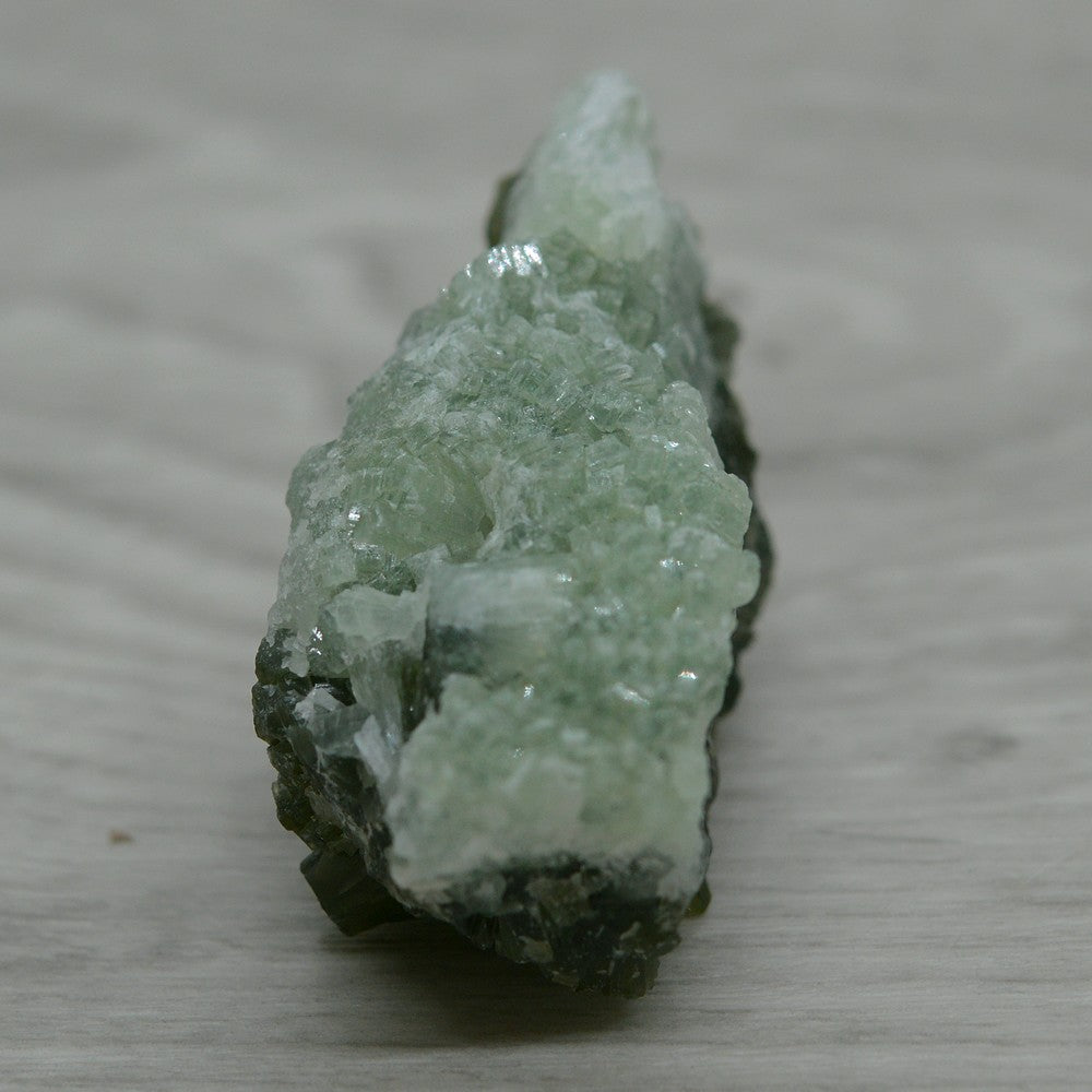 Prehnite aux cristaux orthorhombiques clairs sur son lit de prehnite vert sapin du Maroc 45g