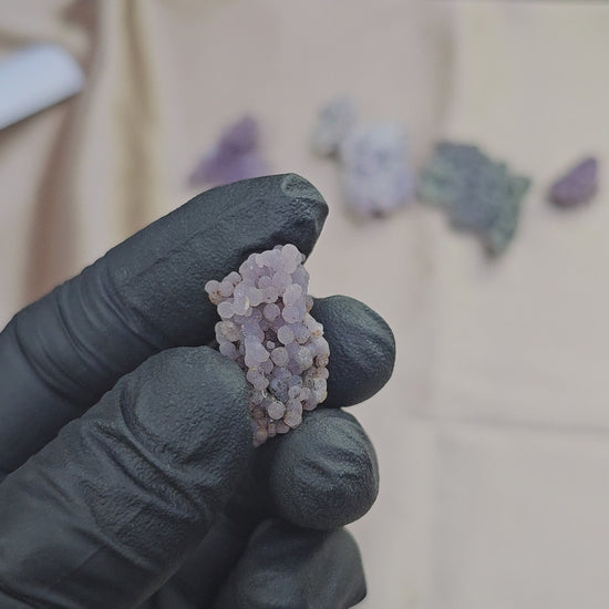 Calcédoine grappe de raisin violette scintillante de 4g en provenance de l'Indonésie