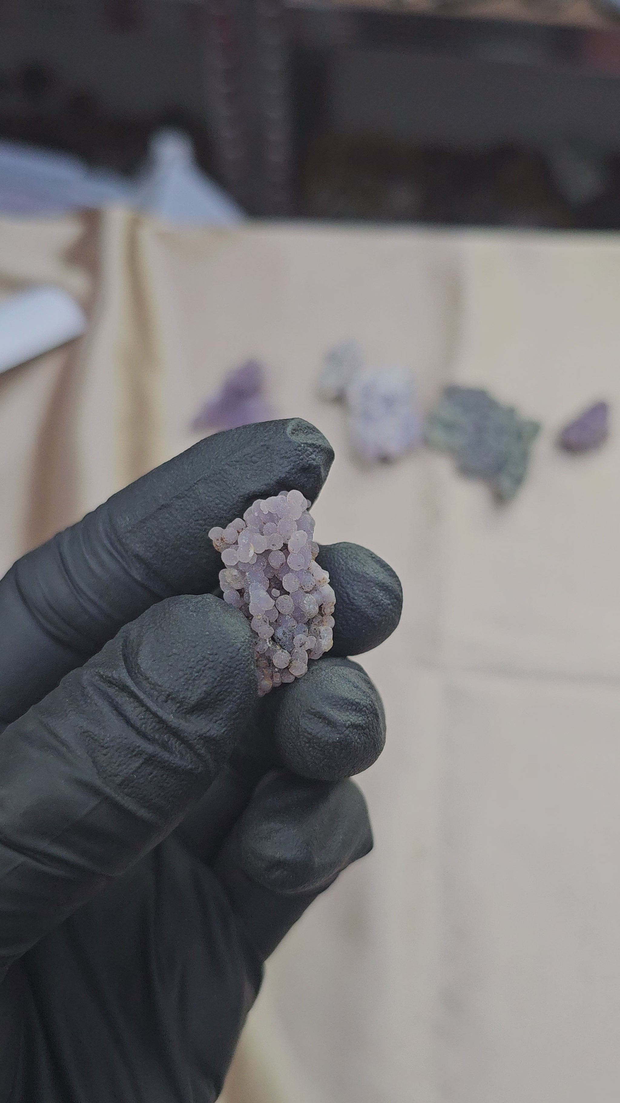 Calcédoine grappe de raisin violette scintillante de 4g en provenance de l'Indonésie
